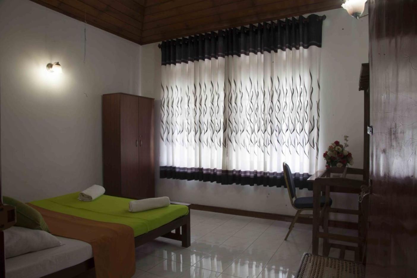 Antique Tourists Lodge Kandy Exterior photo