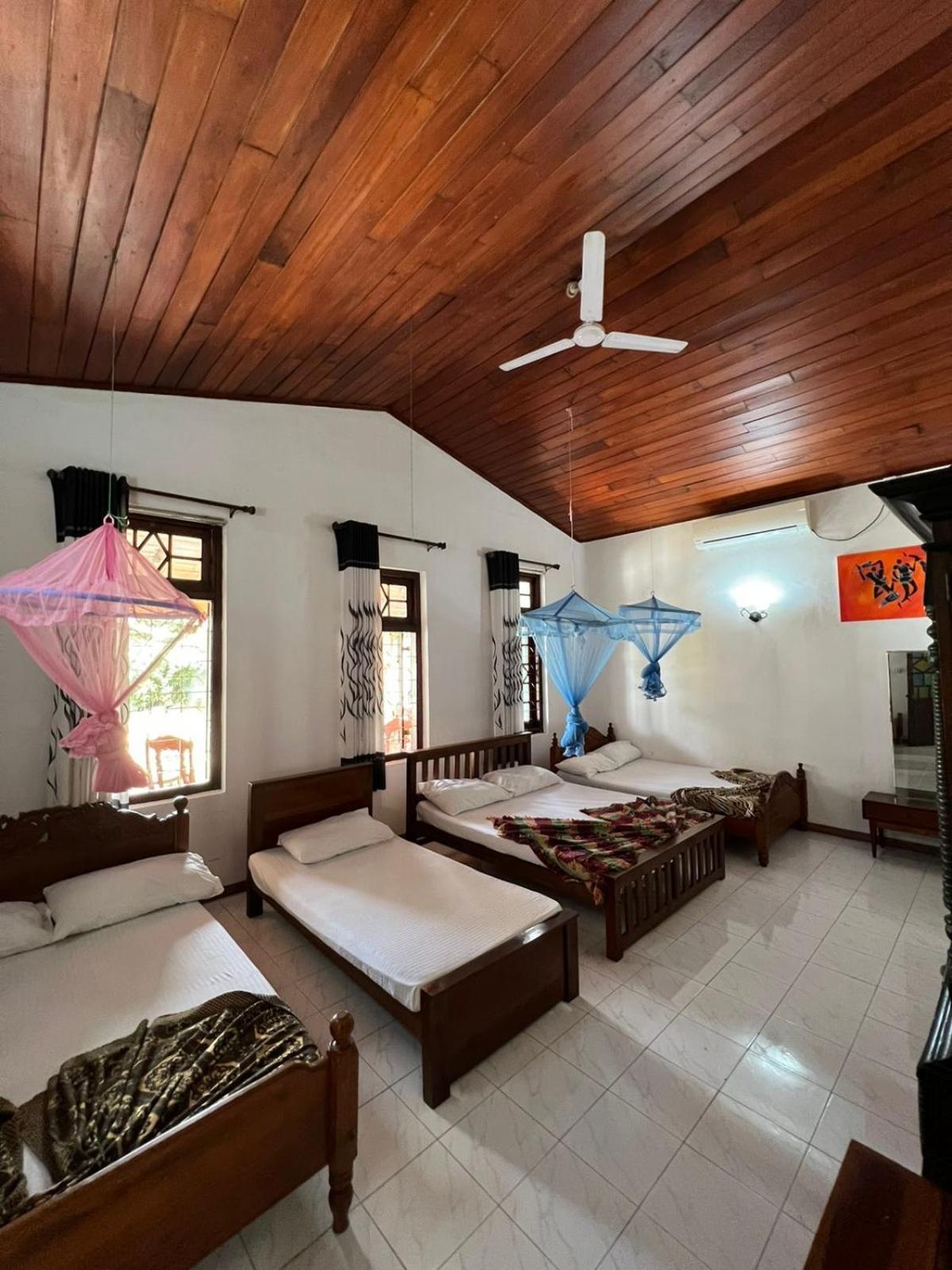 Antique Tourists Lodge Kandy Exterior photo