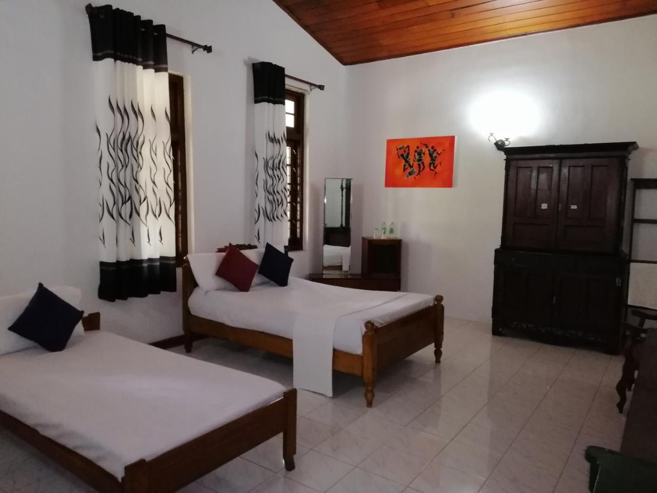 Antique Tourists Lodge Kandy Exterior photo