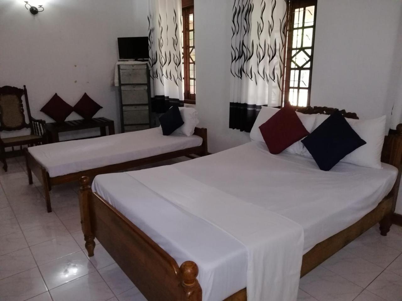 Antique Tourists Lodge Kandy Exterior photo
