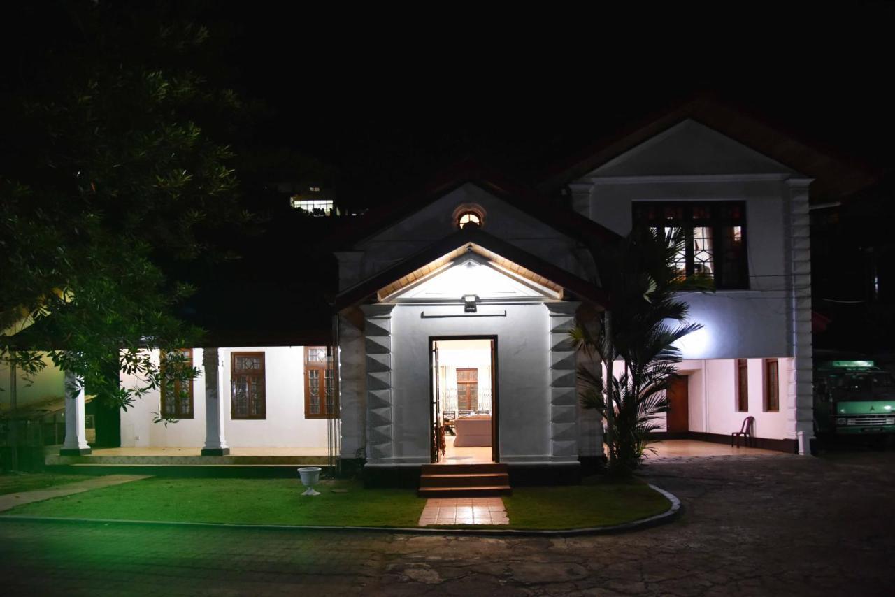 Antique Tourists Lodge Kandy Exterior photo