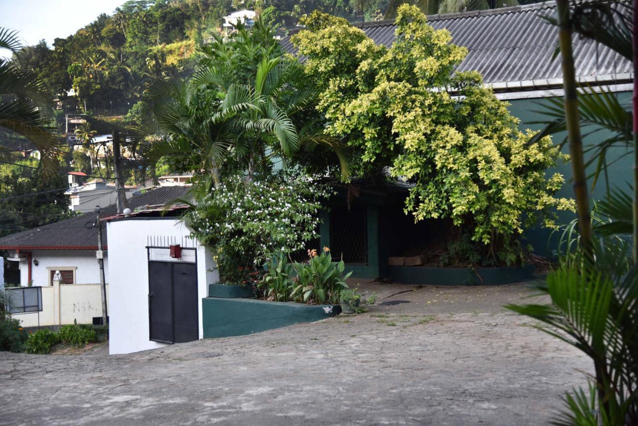 Antique Tourists Lodge Kandy Exterior photo