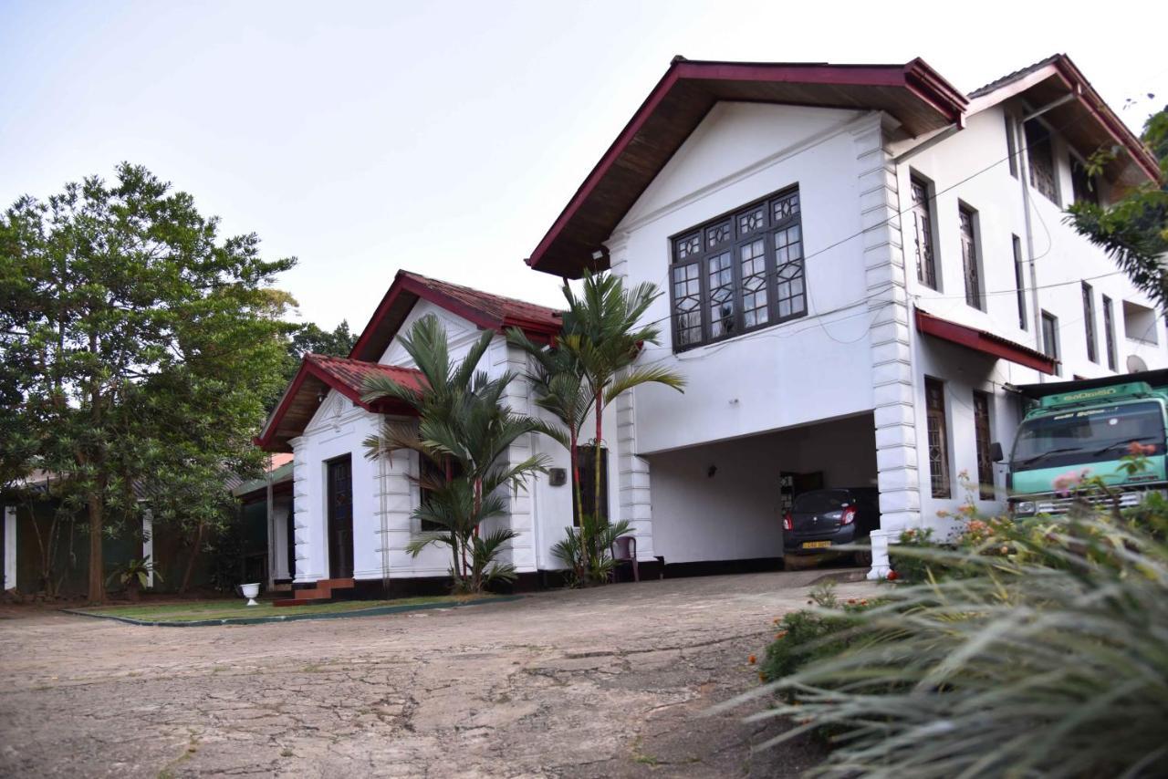 Antique Tourists Lodge Kandy Exterior photo